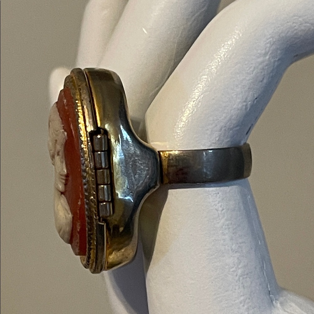 ❗️SOLD❗️1970’s Avon Cameo Locket Ring - Picture 3 of 8
